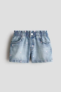 Short brodé en denim