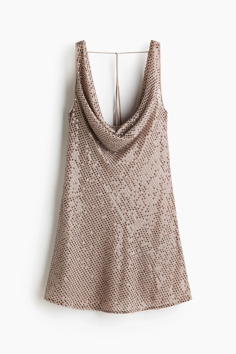 Robe à sequins avec encolure bénitier