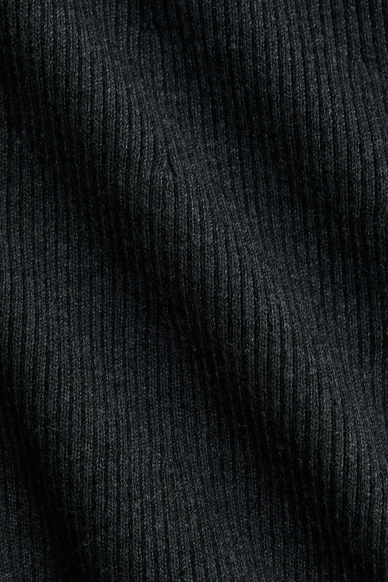 Robe en tricot côtelé avec jupe évasée