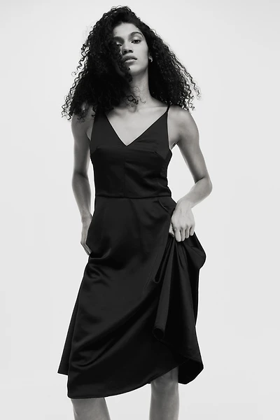 Robe à bretelles fines avec encolure en V