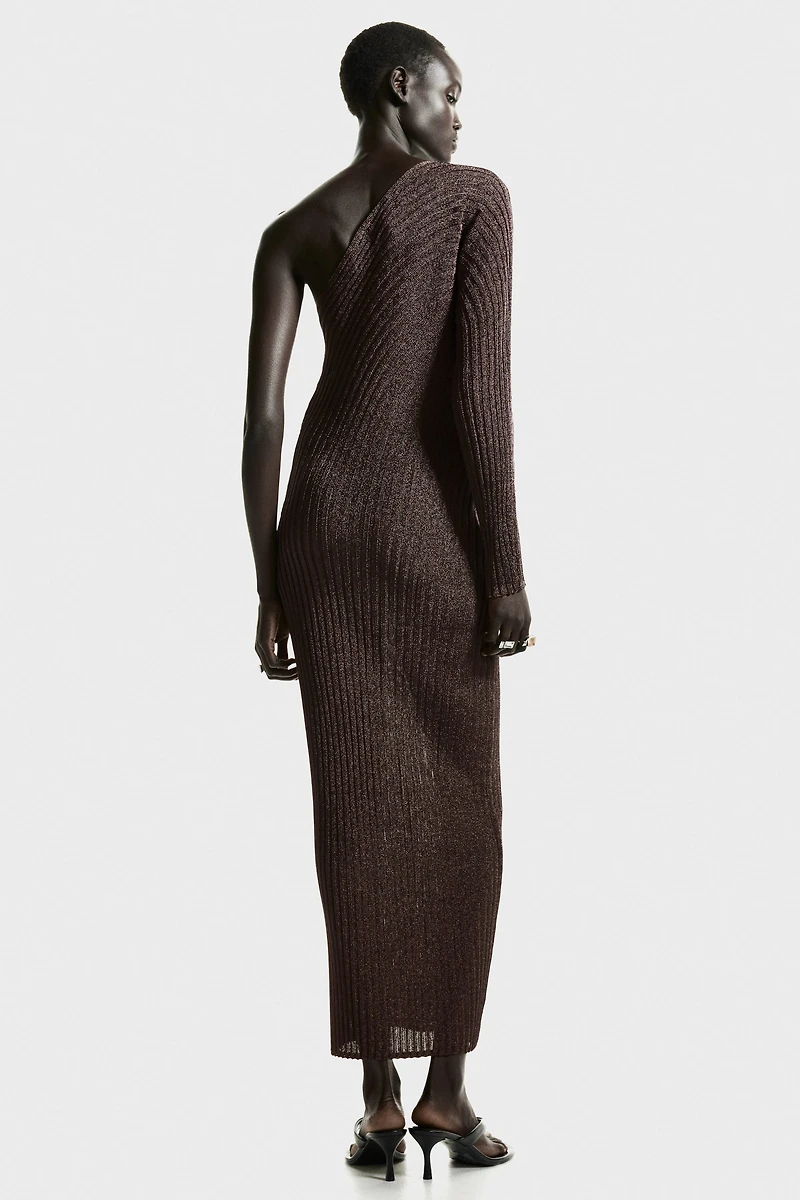 Robe asymétrique à effet métallisé