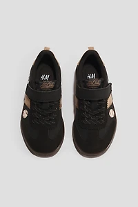 Motif-Detail Sneakers