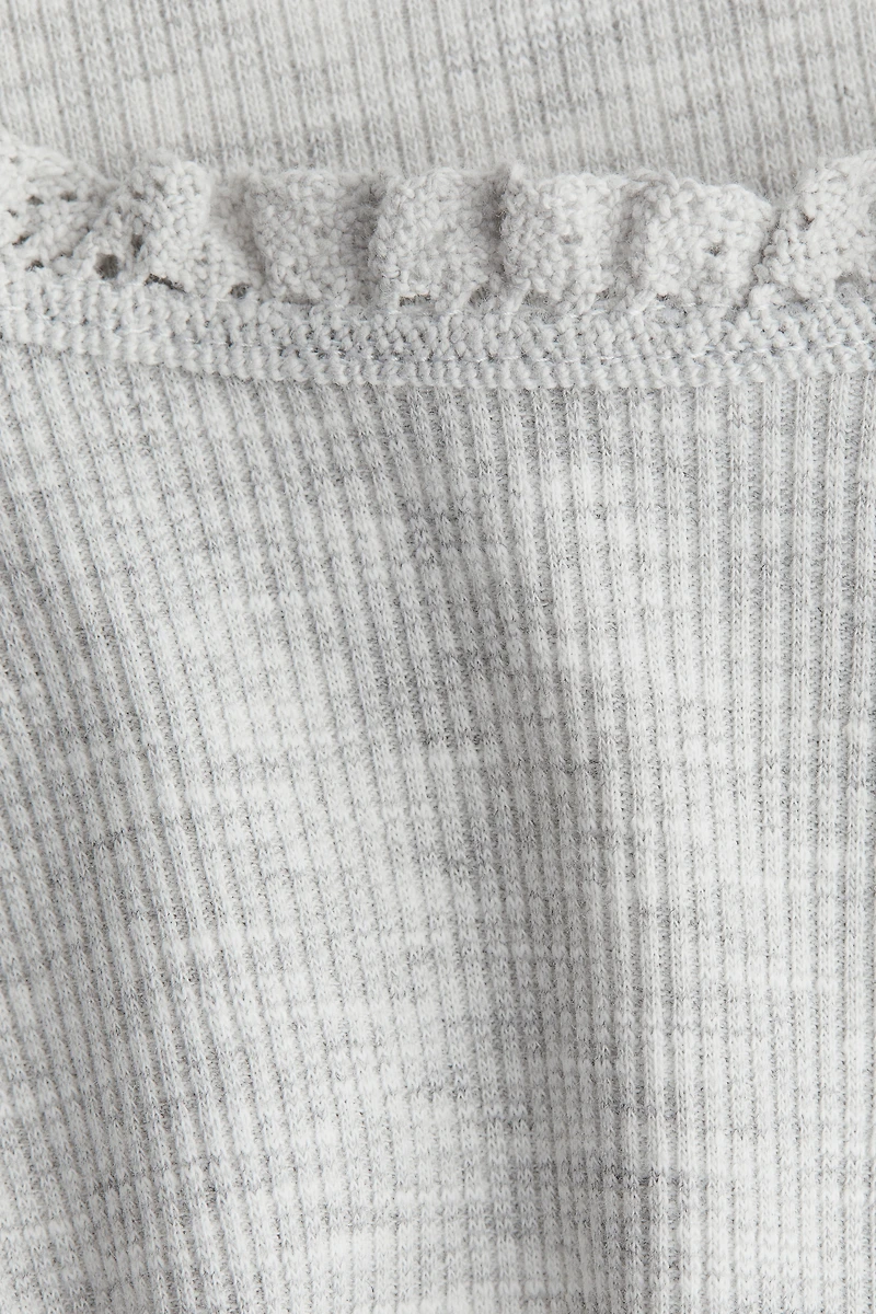 Haut bordé de dentelle