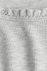 Haut bordé de dentelle