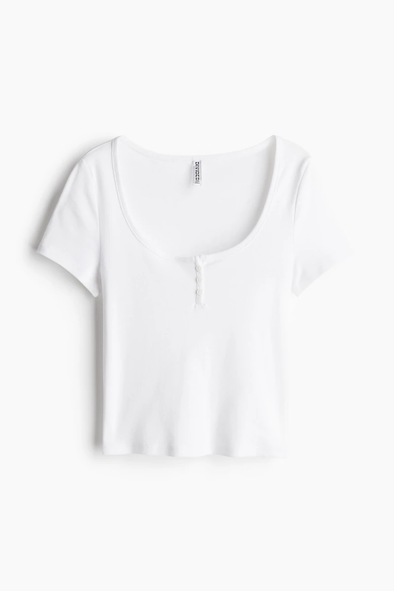 T-shirt avec encolure dégagée à boutons