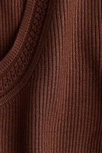 Haut à volants en tricot côtelé