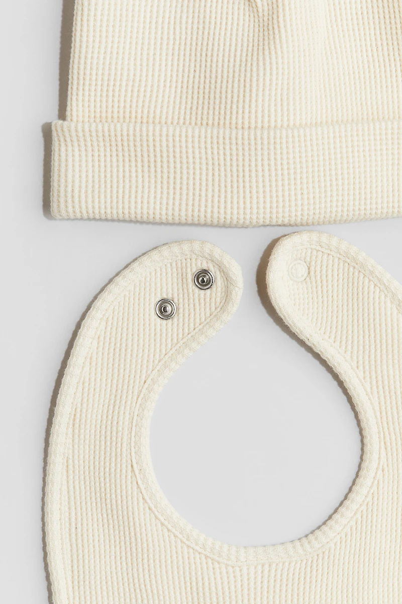 Ensemble gaufré 2 pièces avec bonnet et bavoir