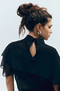 Blouse en mousseline avec détail d'aspect cape