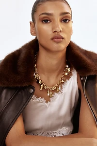 Collier avec breloques