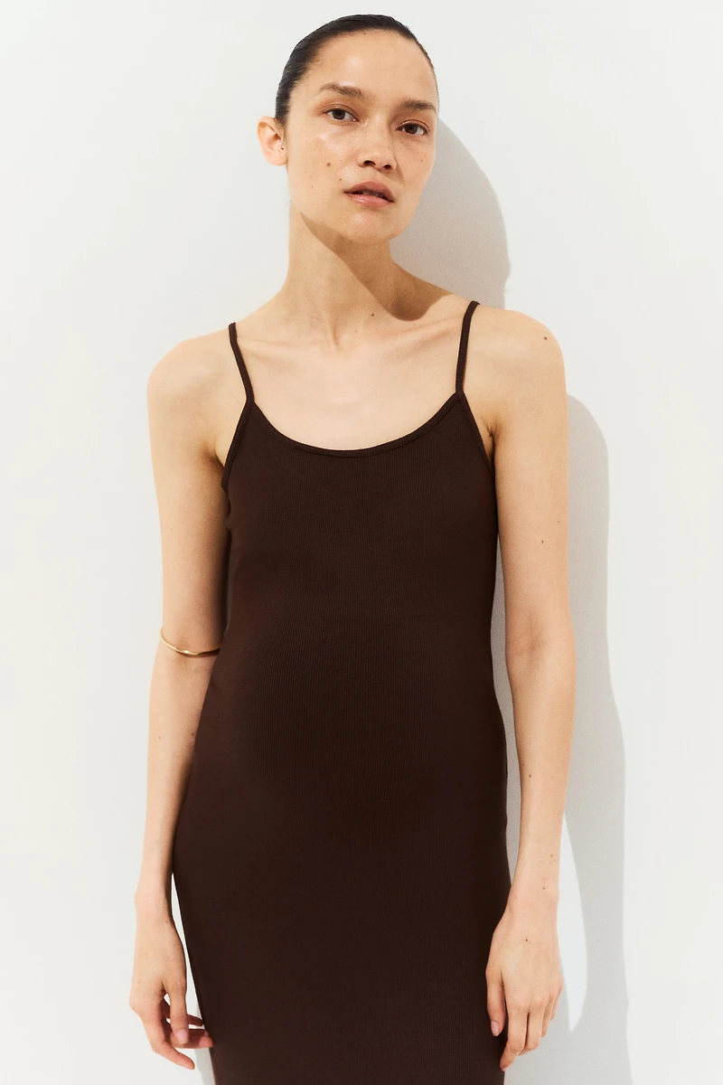 Robe MAMA à fines bretelles en tricot côtelé