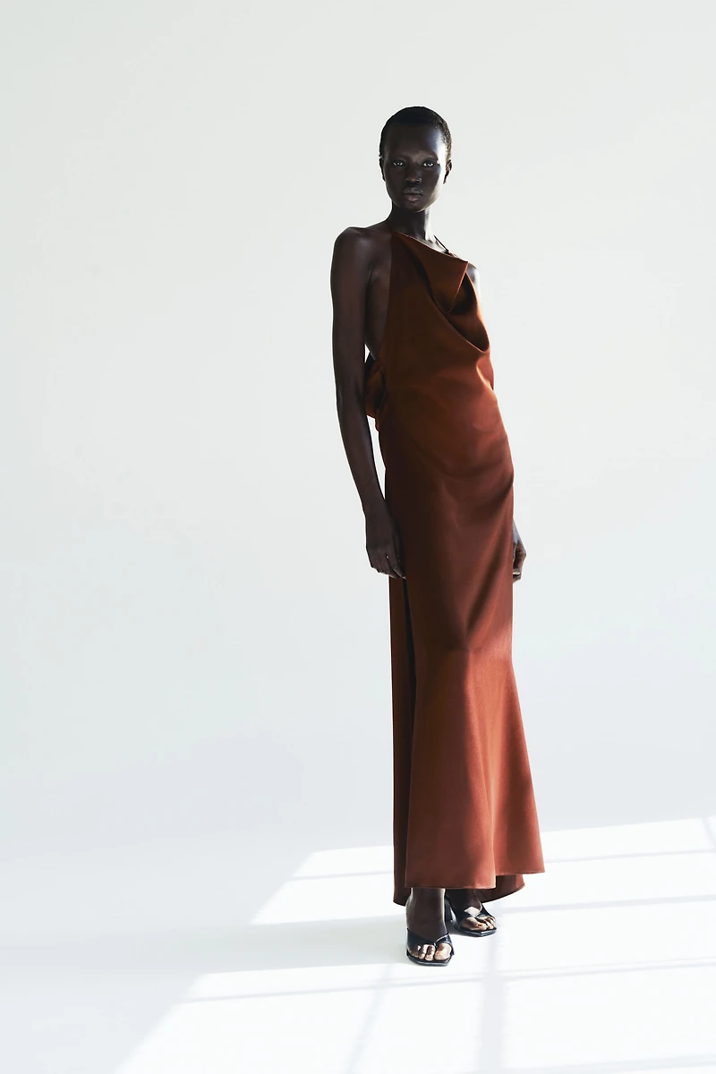 Robe dos nu en satin