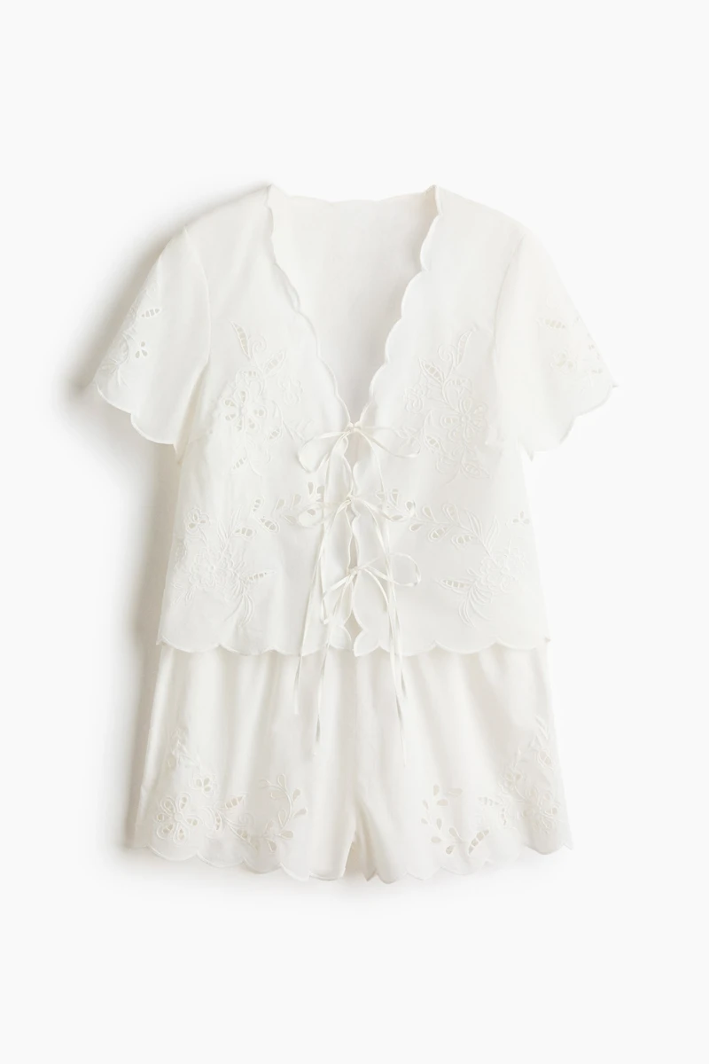 Pyjama en coton avec broderie anglaise