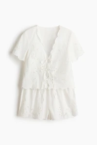 Pyjama en coton avec broderie anglaise