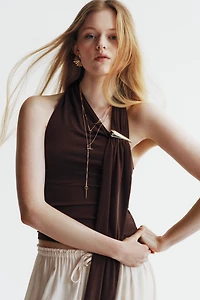 Haut dos nu avec détail en métal