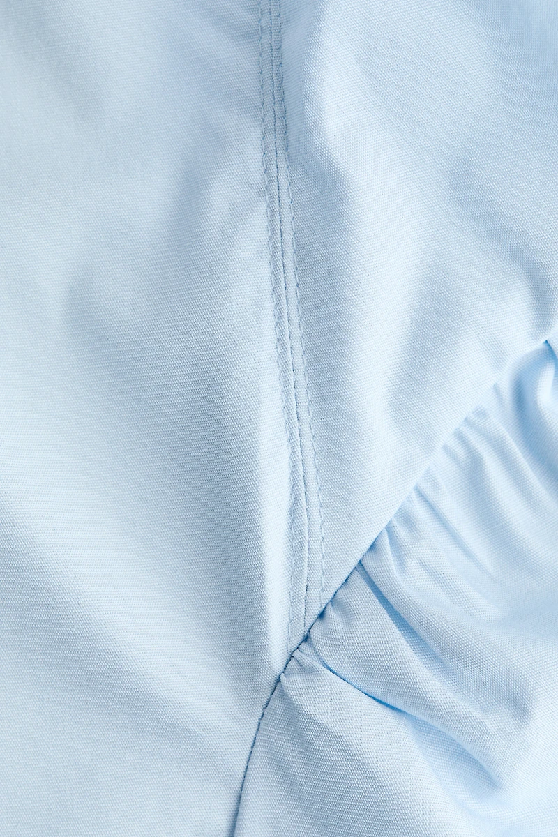 Robe à bretelles fines avec jupe évasée