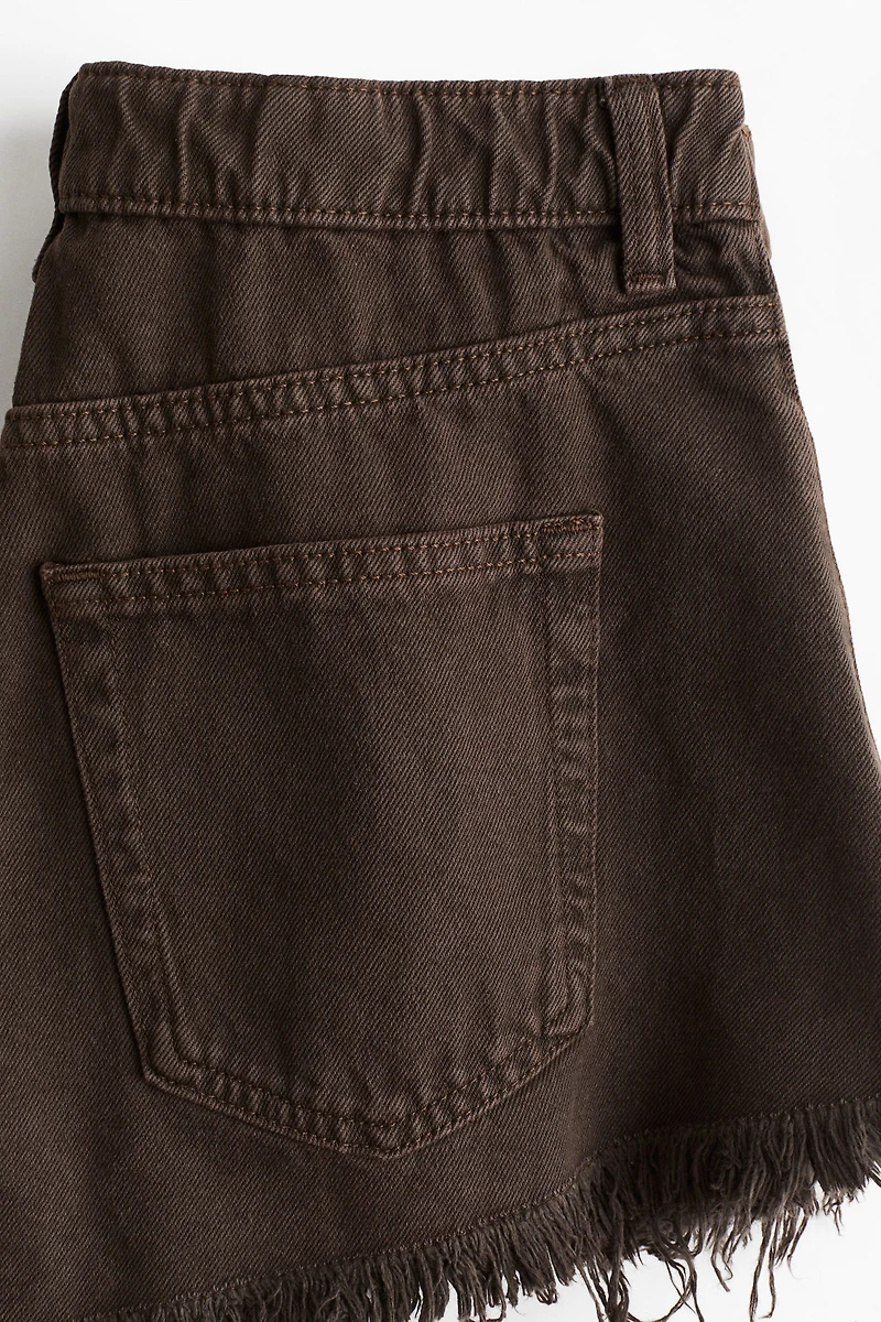 Short en denim à bords frangés