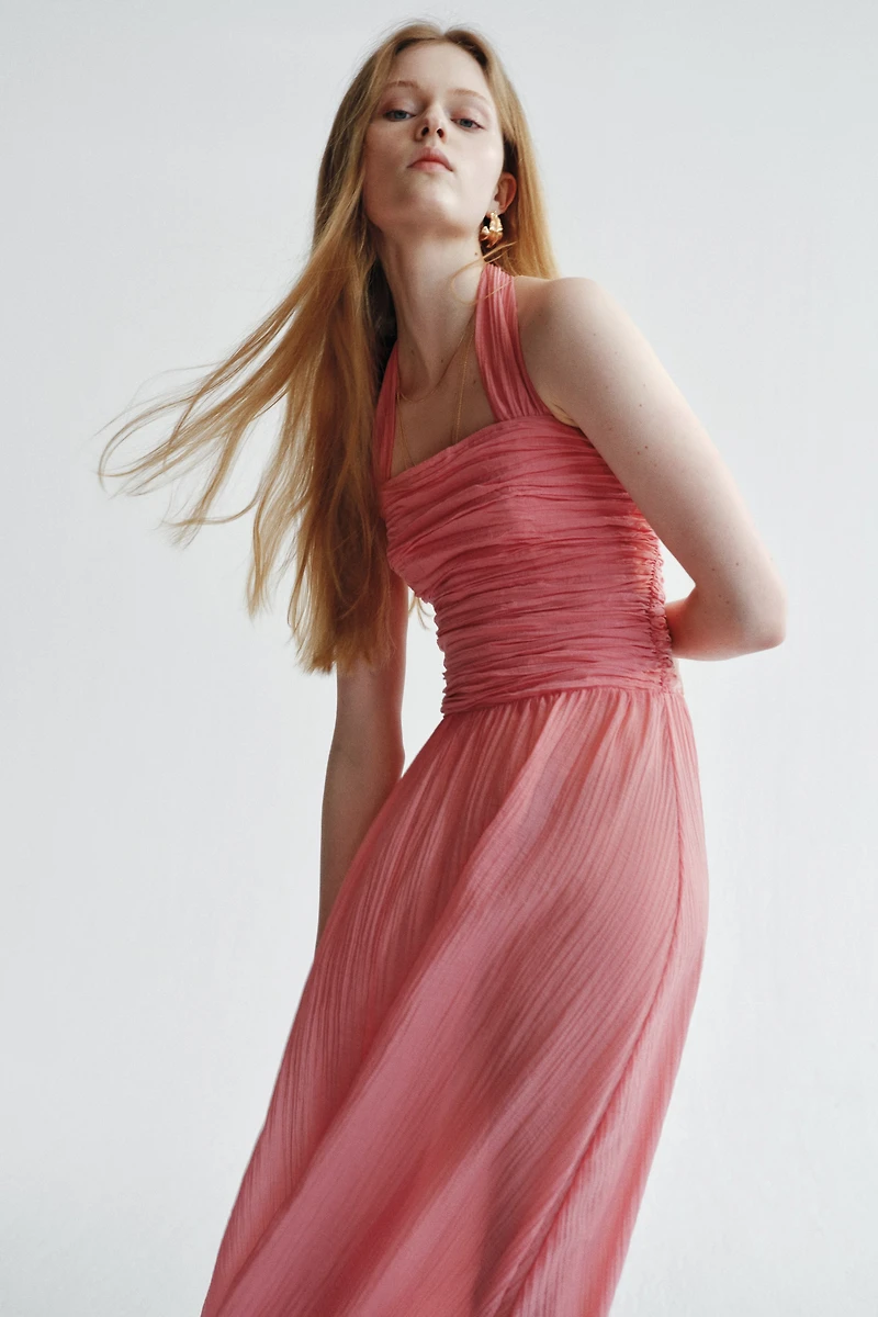 Robe dos nu froncée