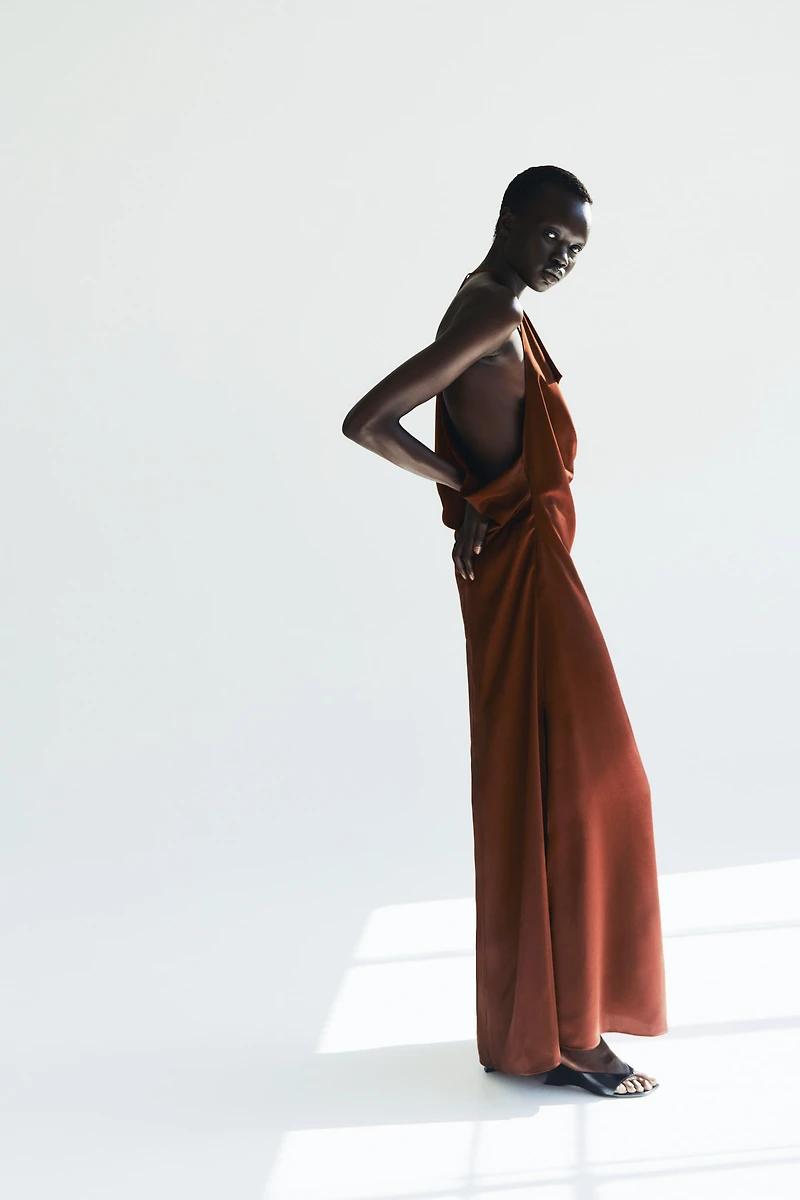 Robe dos nu en satin