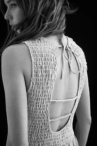 Robe à dos ouvert avec corsage smocké