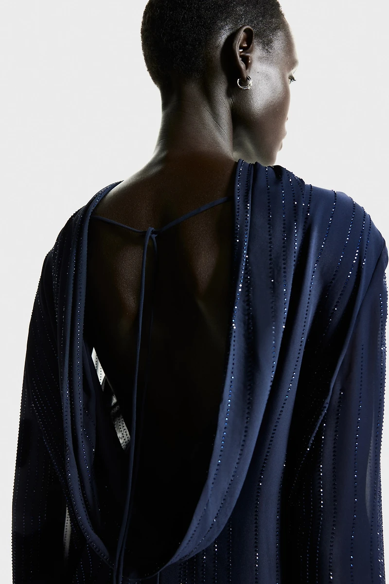 Robe ornée à dos bénitier