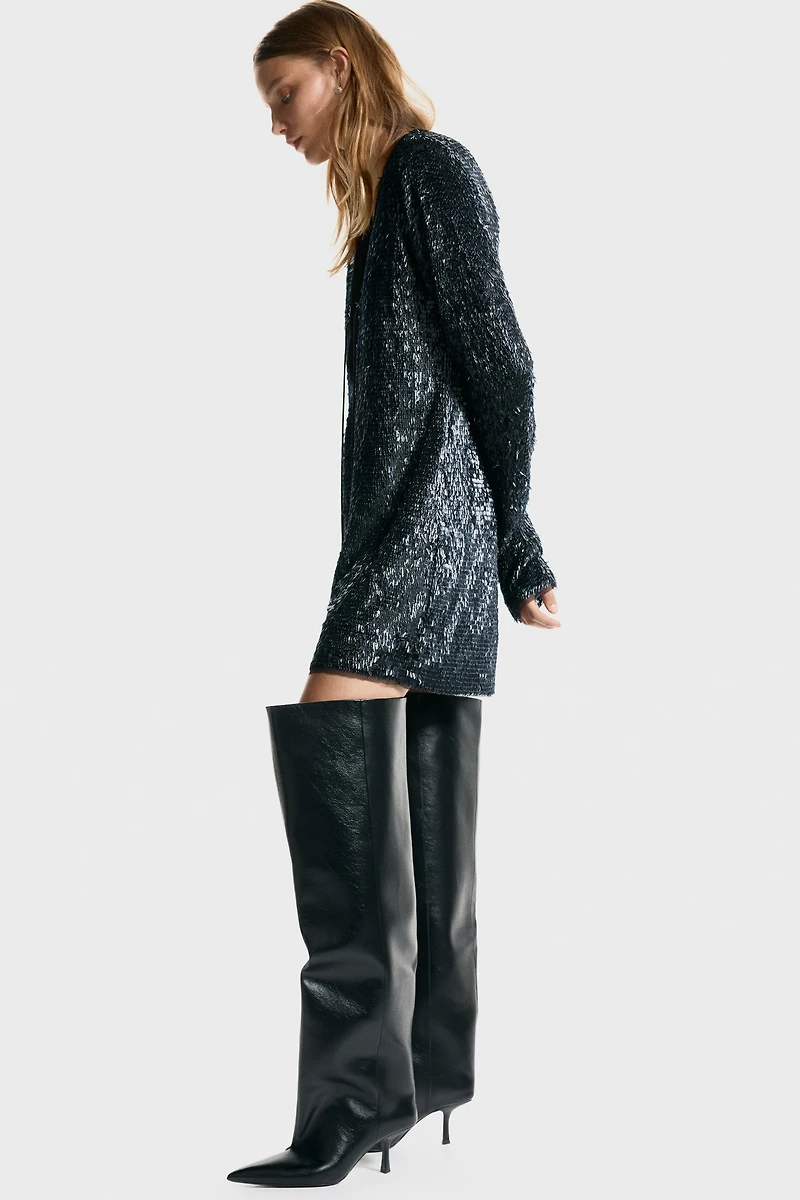 Robe ornementée à encolure en V