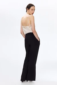 Pantalon chic avec jambes semi-évasées