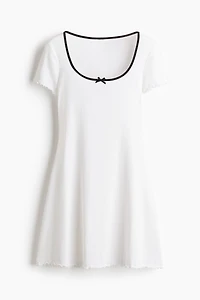 Robe à détails surjetés avec jupe évasée