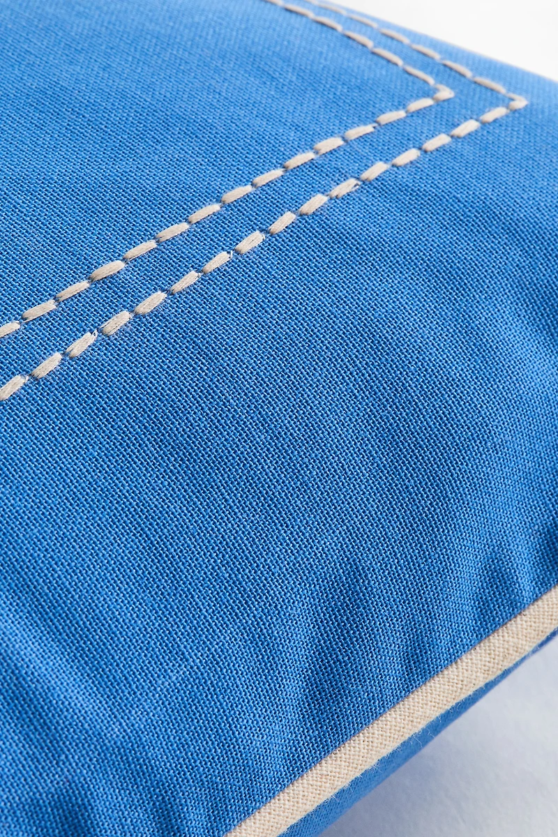 Housse de coussin avec motif brodé