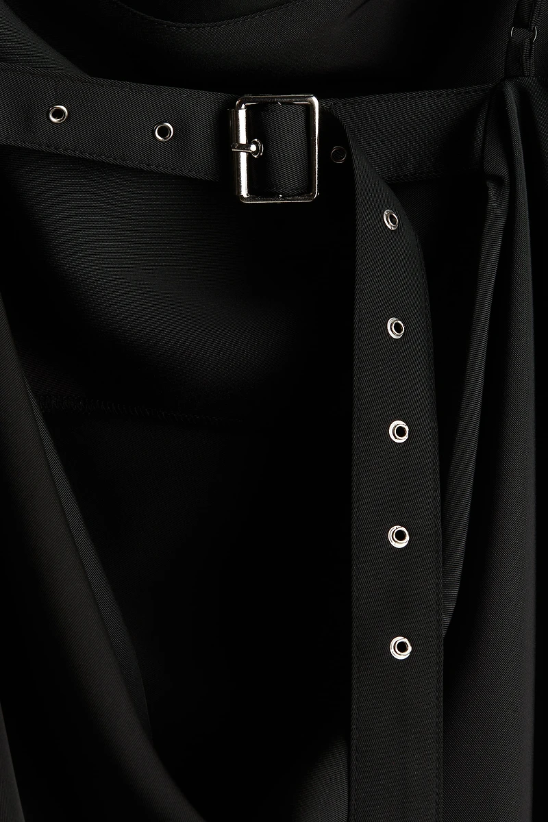 Robe à bretelles fines avec détail ceinture