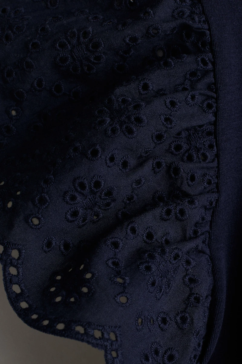 Haut à manches volantées avec broderie anglaise