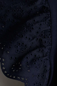 Haut à manches volantées avec broderie anglaise