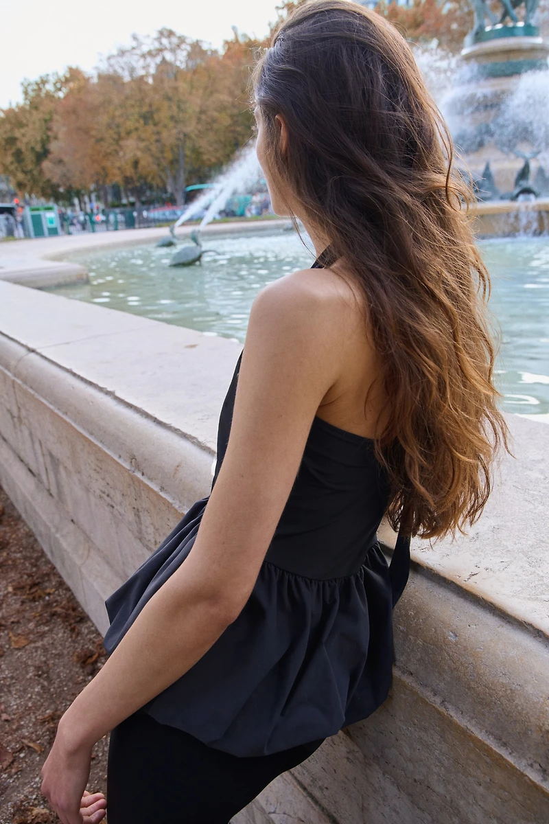 Haut péplum à dos dénudé