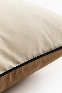 Housse de coussin en velours avec passepoil