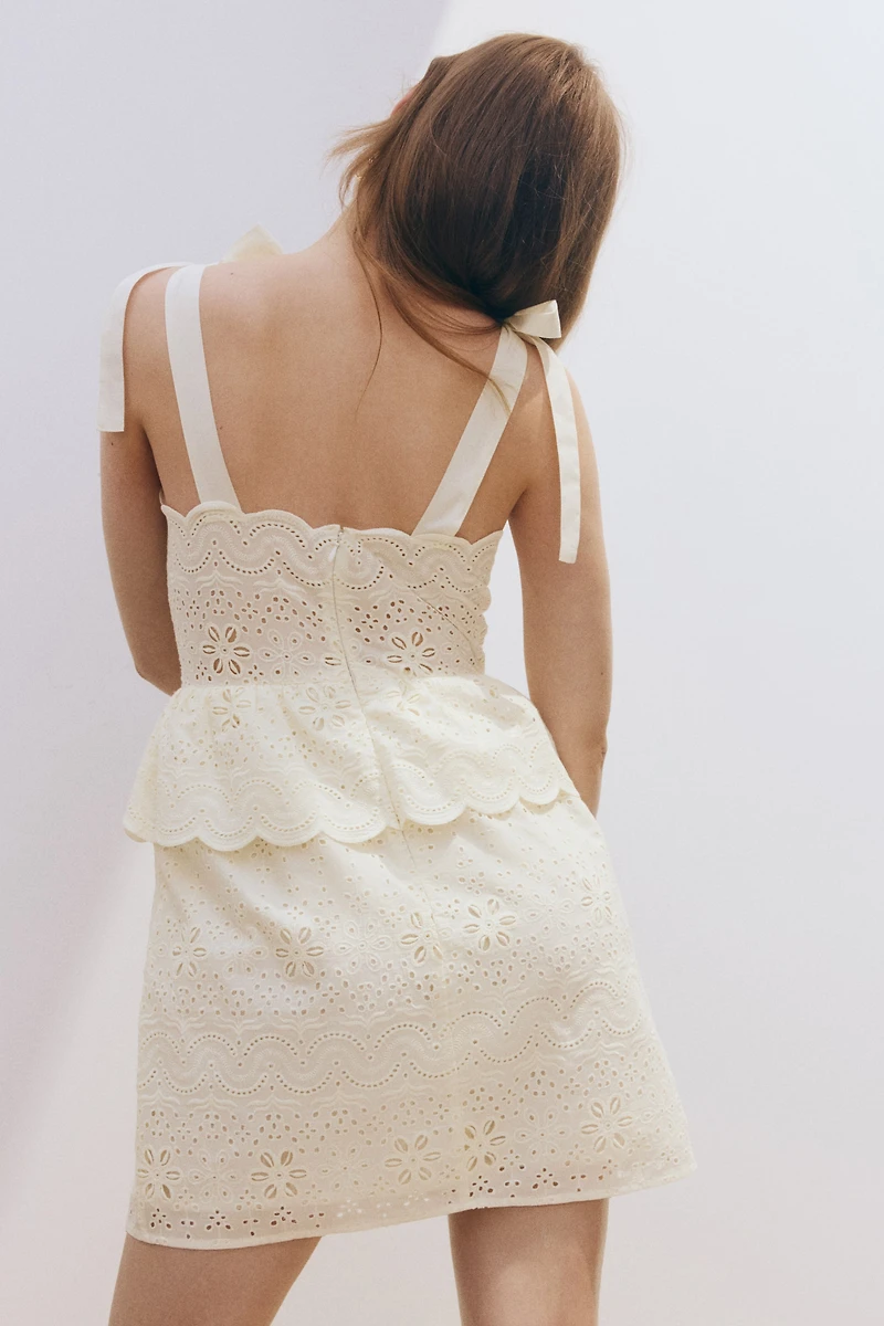 Robe en broderie anglaise avec bretelles à nouer