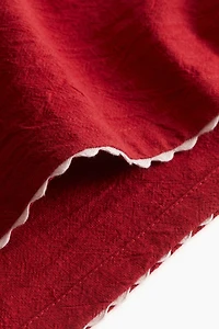 Chemin de table à bords festonnés