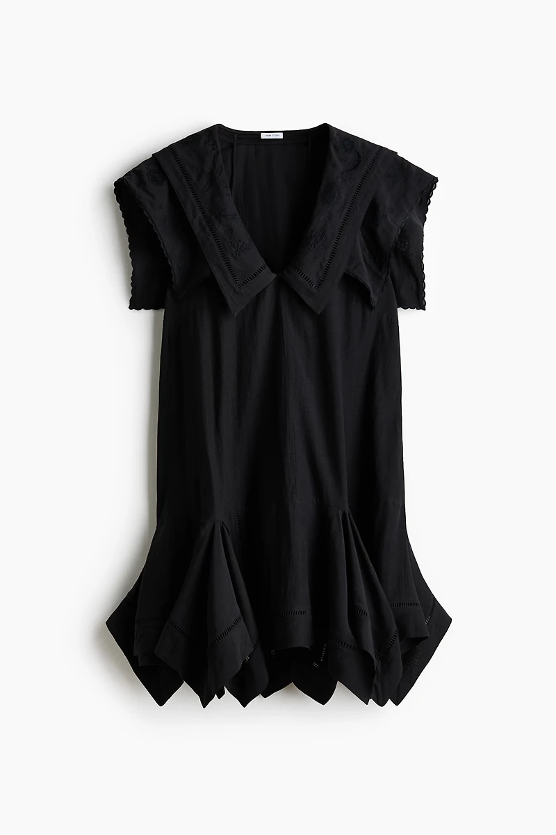 Robe à col marin avec broderie anglaise