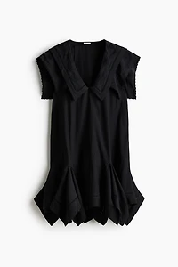 Robe à col marin avec broderie anglaise