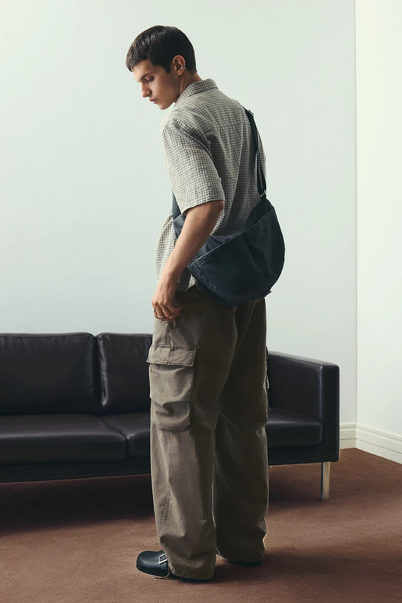 Pantalon cargo ample à effet délavé