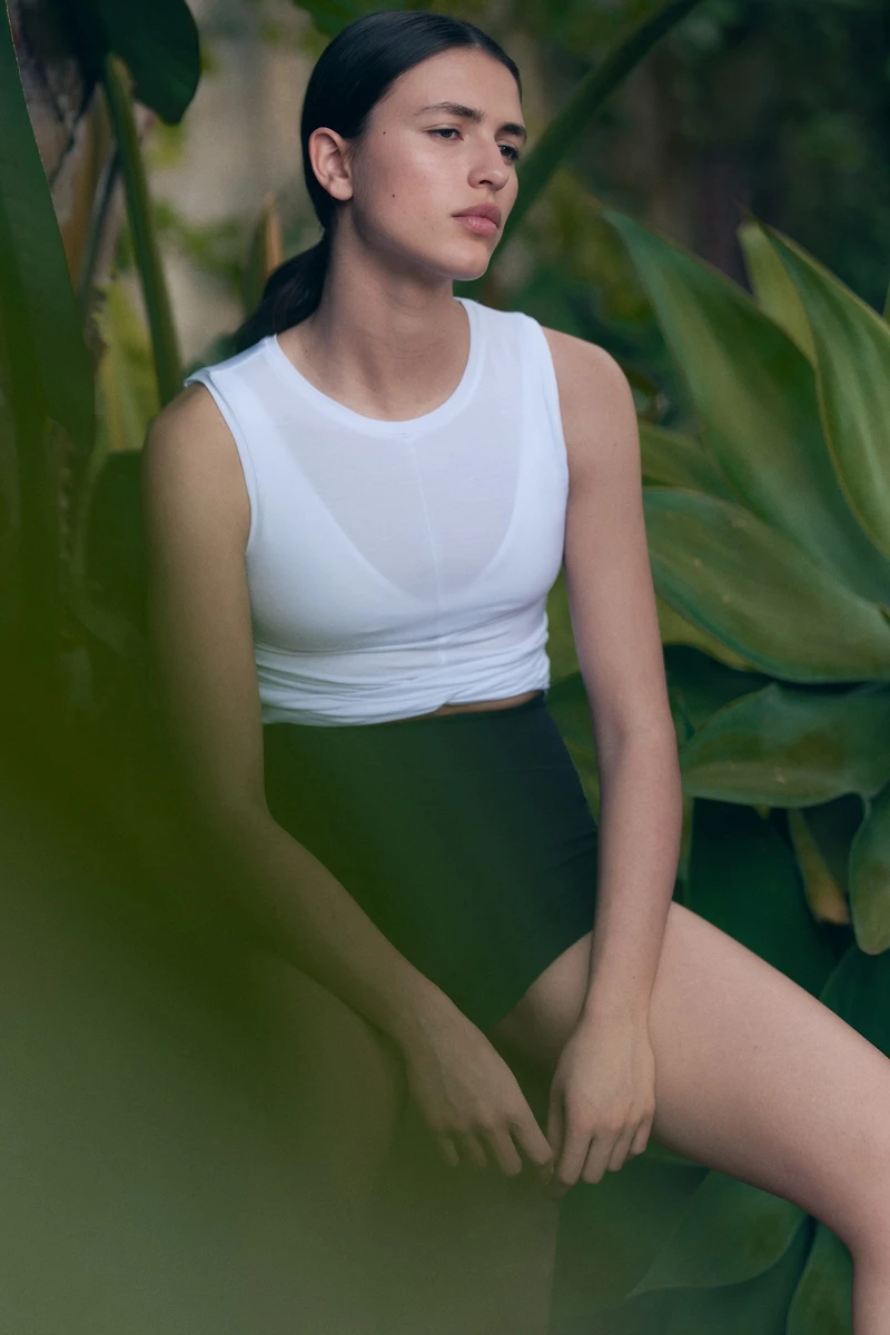 Haut de Pilates avec détail torsadé