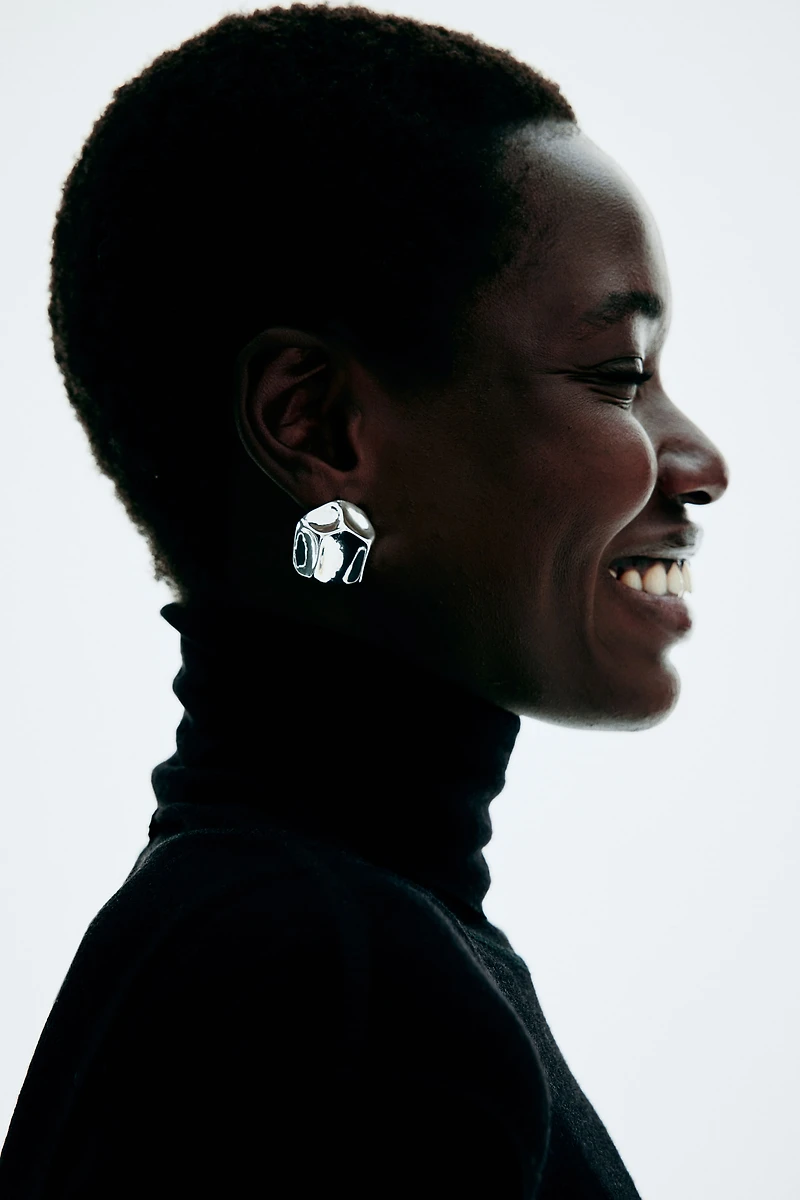 Boucles d'oreilles anguleuses sur tige