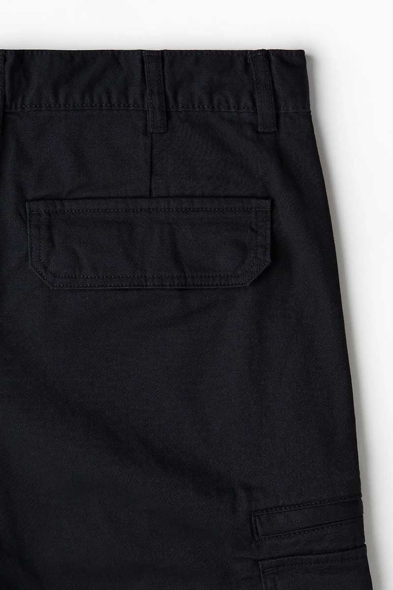 Pantalon cargo classique en sergé