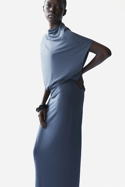 Robe asymétrique à effet drapé