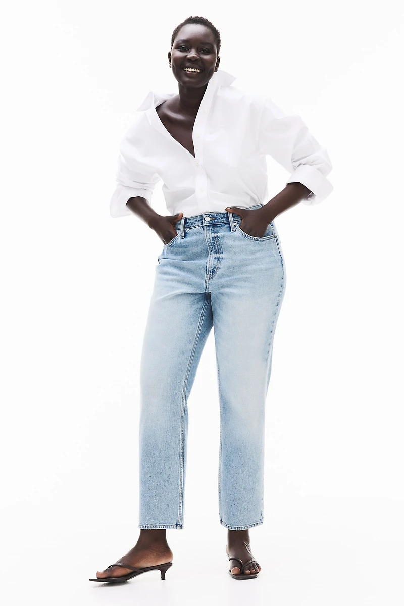Jean taille haute à la cheville et près du corps