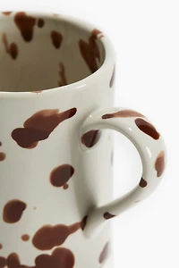 Tasse en grès cérame à la glaçure mouchetée