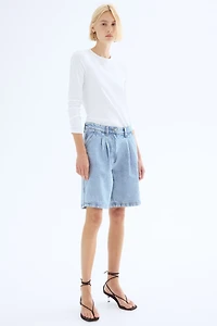 Short en denim à plis devant