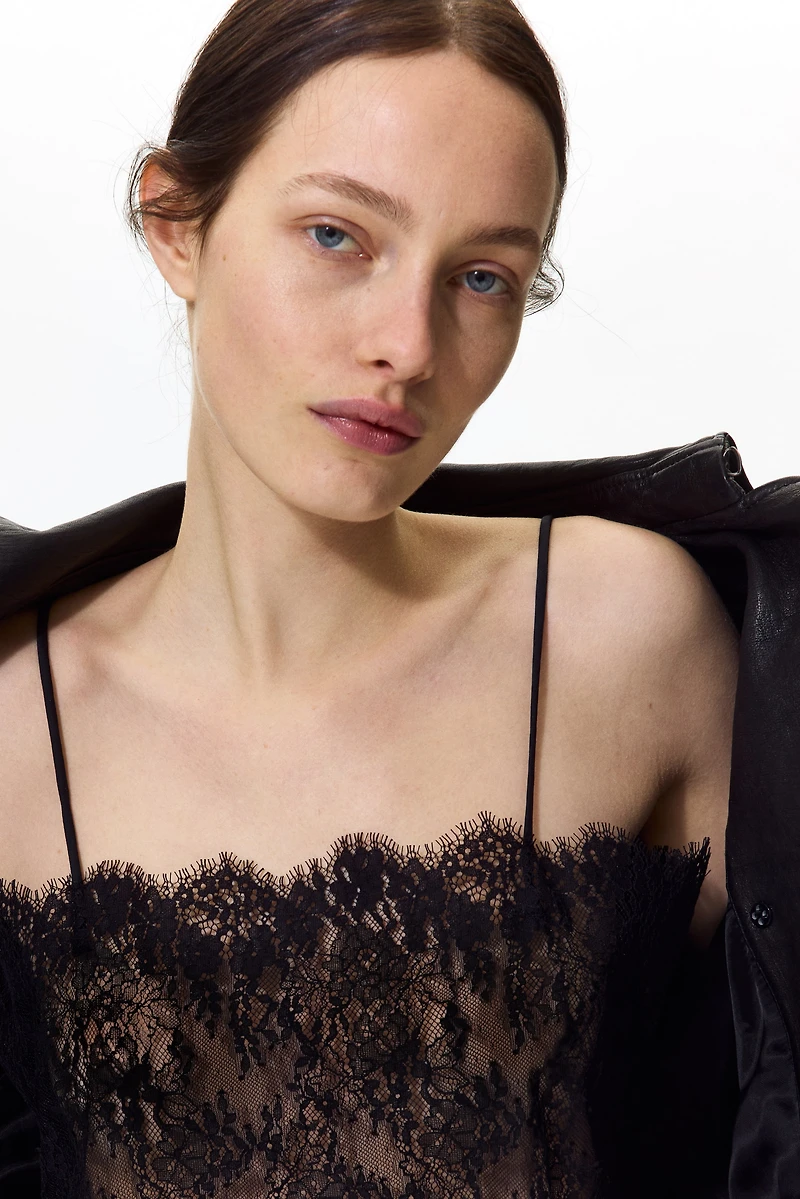Haut en dentelle avec bretelles fines