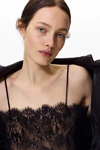 Haut en dentelle avec bretelles fines