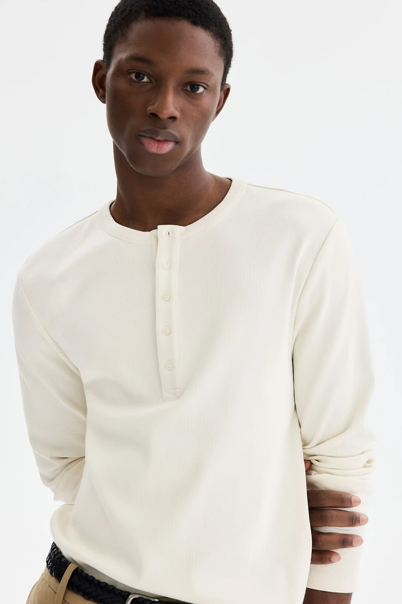 Chemise côtelée à encolure boutonnée près du corps