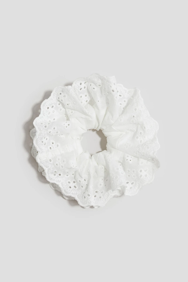 Cache-élastique avec broderie anglaise