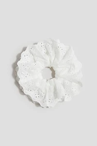 Cache-élastique avec broderie anglaise